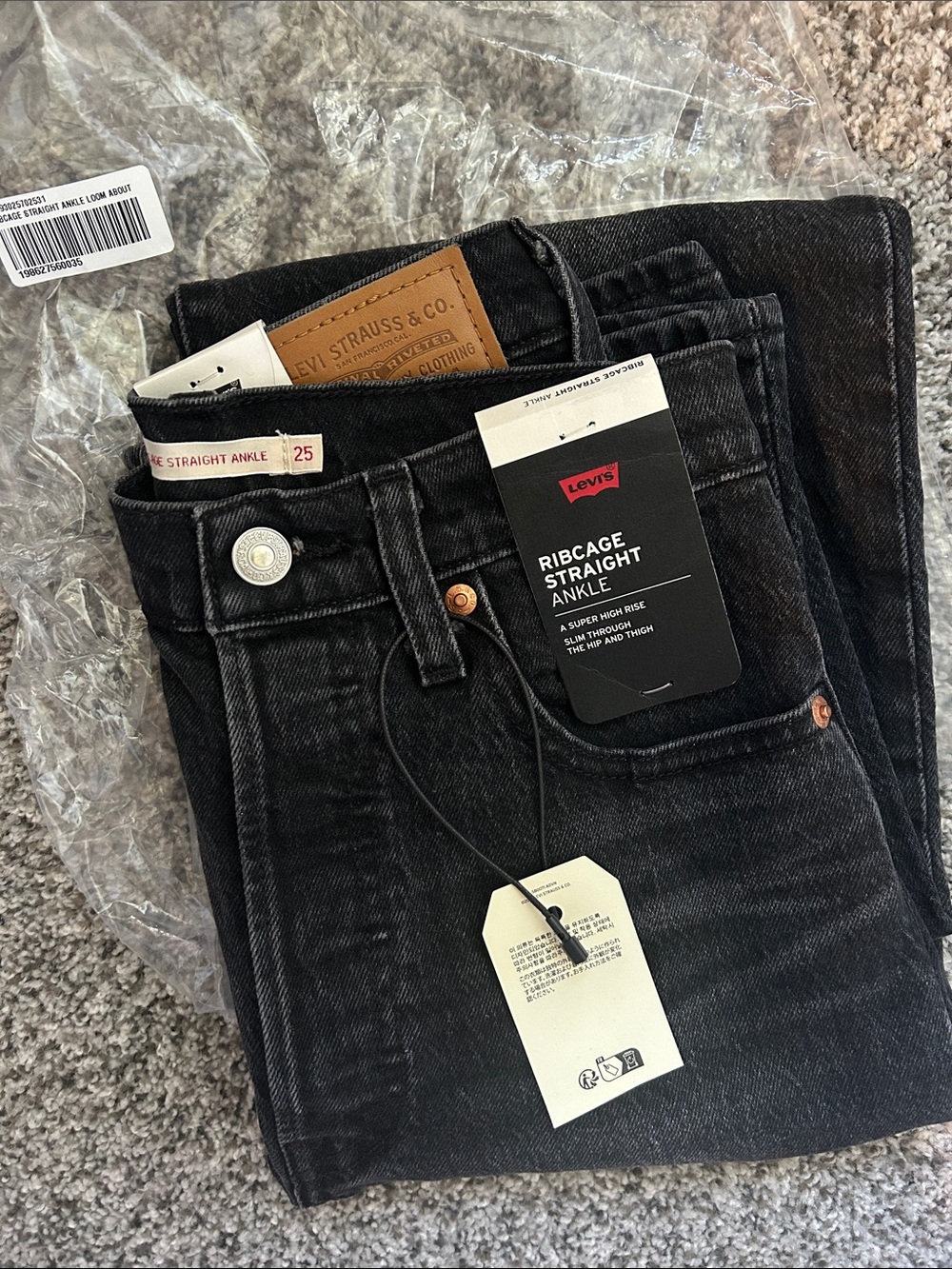 NWT Levi's Ribcage Straight black Jeans size 25x31